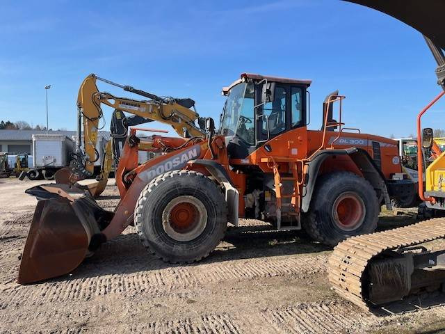 Doosan DL 300-3 (12005349) - Gumikerekes homlokrakodó: 1 kép. Doosan DL 300-3 (12005349) - Gumikerekes homlokrakodó: 1 kép.
