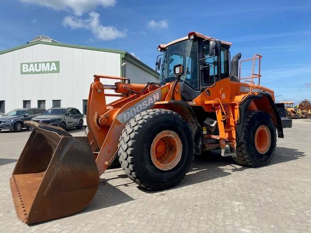 Doosan DL 300-3 (12005349) - Gumikerekes homlokrakodó: 1 kép. Doosan DL 300-3 (12005349) - Gumikerekes homlokrakodó: 1 kép.