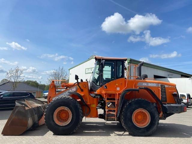 Doosan DL 300-3 (12005349) - Gumikerekes homlokrakodó: 2 kép. Doosan DL 300-3 (12005349) - Gumikerekes homlokrakodó: 2 kép.