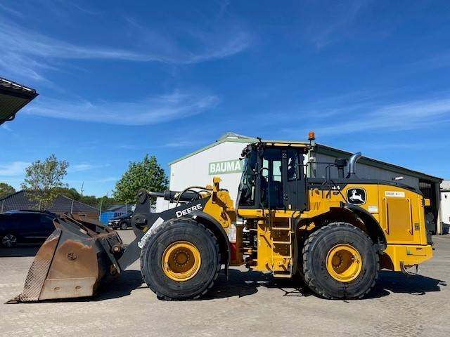 John Deere 744 P MIETE / RENTAL (12002125) - Gumikerekes homlokrakodó: 2 kép. John Deere 744 P MIETE / RENTAL (12002125) - Gumikerekes homlokrakodó: 2 kép.