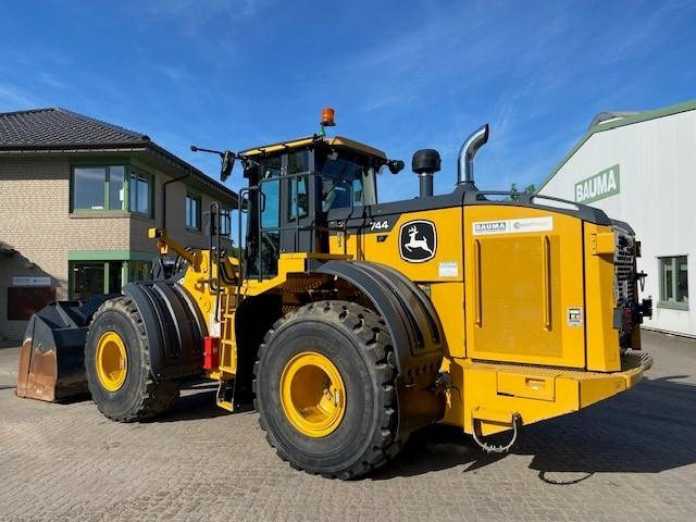 John Deere 744 P MIETE / RENTAL (12002126) - Gumikerekes homlokrakodó: 3 kép. John Deere 744 P MIETE / RENTAL (12002126) - Gumikerekes homlokrakodó: 3 kép.