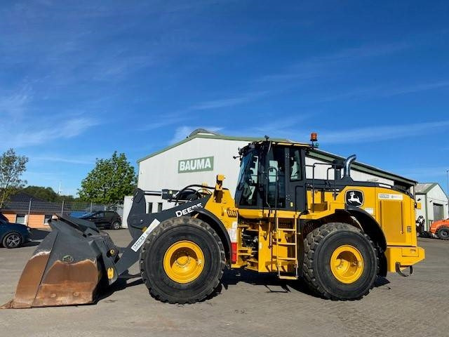John Deere 744 P MIETE / RENTAL (12002126) - Gumikerekes homlokrakodó: 2 kép. John Deere 744 P MIETE / RENTAL (12002126) - Gumikerekes homlokrakodó: 2 kép.
