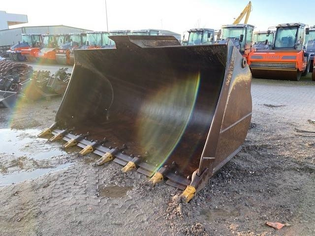 Liebherr (1884) L 586 Schaufel / bucket - Gumikerekes homlokrakodó: 5 kép. Liebherr (1884) L 586 Schaufel / bucket - Gumikerekes homlokrakodó: 5 kép.