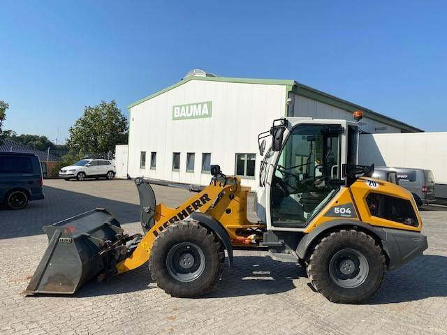 Liebherr L 504 Compact MIETE / RENTAL (12001791) - Gumikerekes homlokrakodó: 2 kép. Liebherr L 504 Compact MIETE / RENTAL (12001791) - Gumikerekes homlokrakodó: 2 kép.