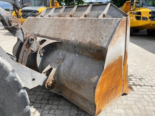 Gumikerekes homlokrakodó Volvo L 120 H MIETE / RENTAL (12001931): 9 kép. Gumikerekes homlokrakodó Volvo L 120 H MIETE / RENTAL (12001931): 9 kép.