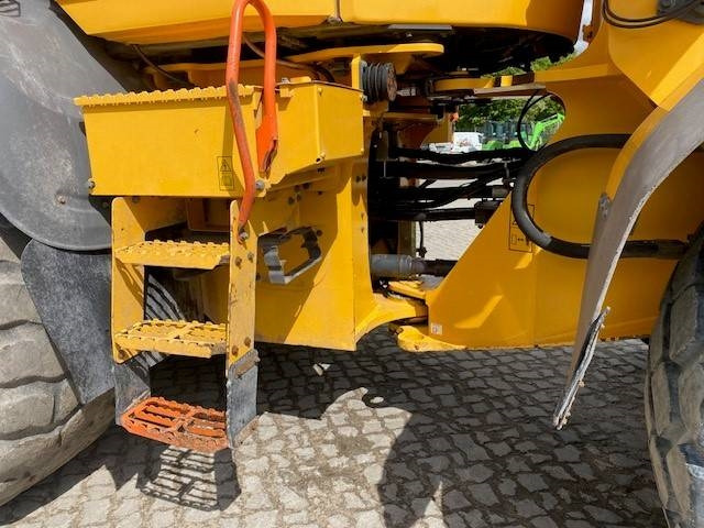 Gumikerekes homlokrakodó Volvo L 120 H MIETE / RENTAL (12001931): 15 kép. Gumikerekes homlokrakodó Volvo L 120 H MIETE / RENTAL (12001931): 15 kép.