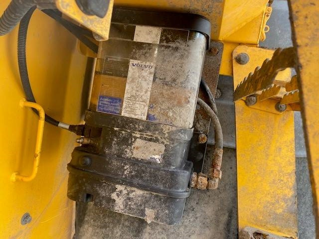 Gumikerekes homlokrakodó Volvo L 120 H MIETE / RENTAL (12001931): 12 kép. Gumikerekes homlokrakodó Volvo L 120 H MIETE / RENTAL (12001931): 12 kép.