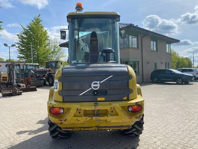 Volvo L 35 G MIETE / RENTAL (12002209) - Gumikerekes homlokrakodó: 3 kép. Volvo L 35 G MIETE / RENTAL (12002209) - Gumikerekes homlokrakodó: 3 kép.