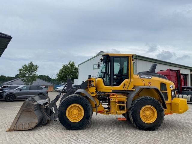 Volvo L 70 H MIETE / RENTAL (12005472) - Gumikerekes homlokrakodó: 2 kép. Volvo L 70 H MIETE / RENTAL (12005472) - Gumikerekes homlokrakodó: 2 kép.