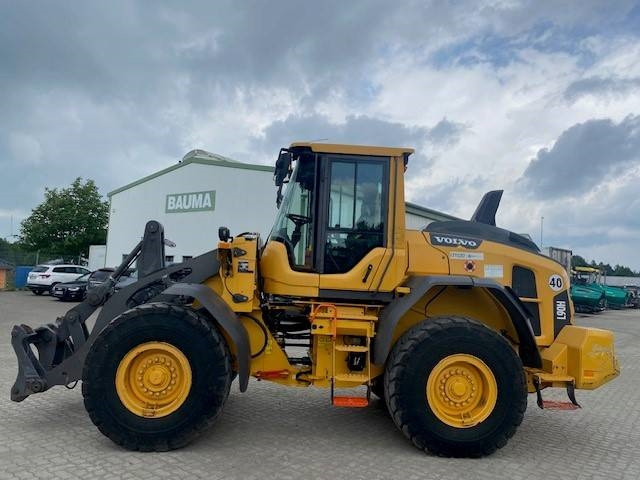 Volvo L 90 H MIETE / RENTAL (12001013) - Gumikerekes homlokrakodó: 2 kép. Volvo L 90 H MIETE / RENTAL (12001013) - Gumikerekes homlokrakodó: 2 kép.