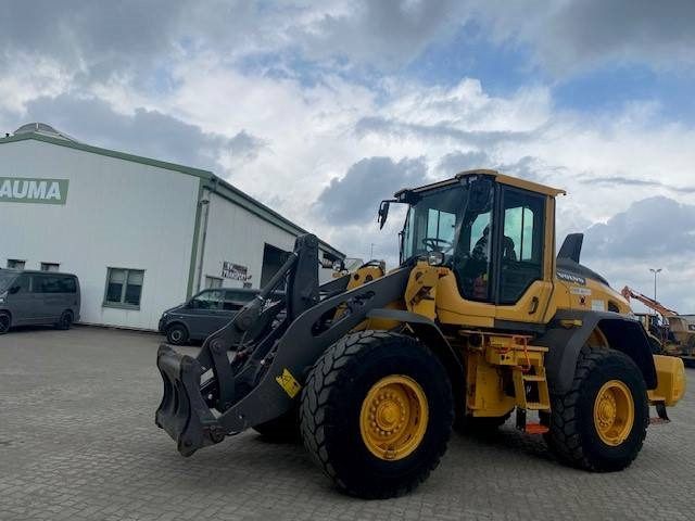Volvo L 90 H MIETE / RENTAL (12001013) - Gumikerekes homlokrakodó: 1 kép. Volvo L 90 H MIETE / RENTAL (12001013) - Gumikerekes homlokrakodó: 1 kép.