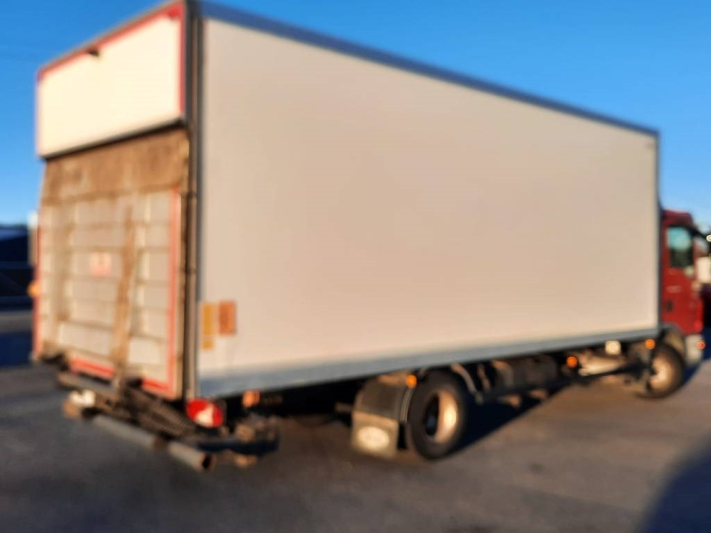 MAN TGL 12.220 - Dobozos felépítményű teherautó: 3 kép. MAN TGL 12.220 - Dobozos felépítményű teherautó: 3 kép.