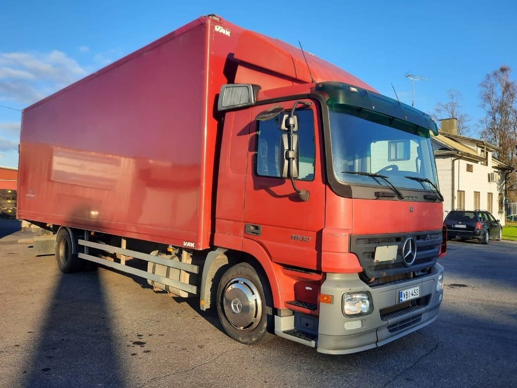 Mercedes-Benz Actros 1832 - Dobozos felépítményű teherautó: 2 kép. Mercedes-Benz Actros 1832 - Dobozos felépítményű teherautó: 2 kép.