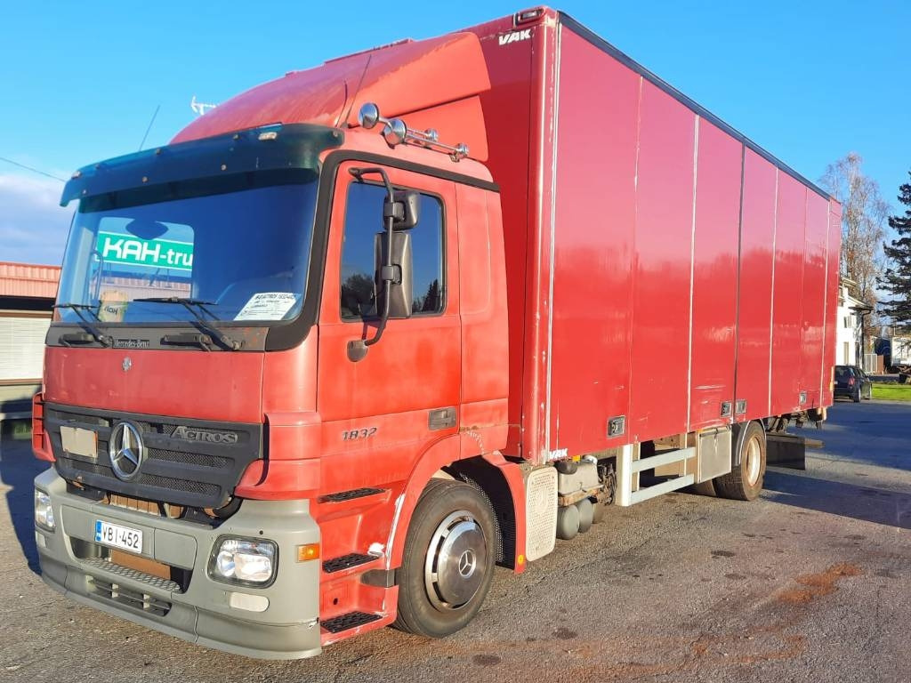 Mercedes-Benz Actros 1832 - Dobozos felépítményű teherautó: 1 kép. Mercedes-Benz Actros 1832 - Dobozos felépítményű teherautó: 1 kép.