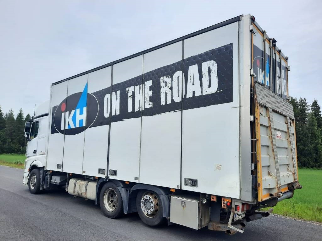 Mercedes-Benz Actros 2551 - Dobozos felépítményű teherautó: 3 kép. Mercedes-Benz Actros 2551 - Dobozos felépítményű teherautó: 3 kép.
