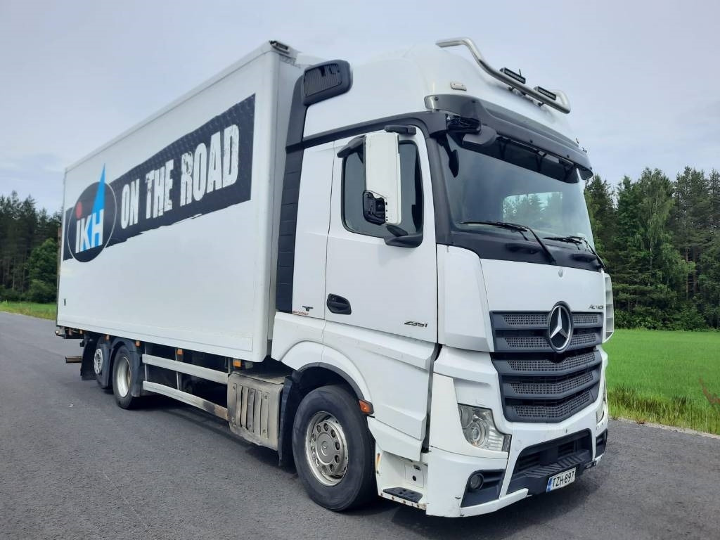 Mercedes-Benz Actros 2551 - Dobozos felépítményű teherautó: 2 kép. Mercedes-Benz Actros 2551 - Dobozos felépítményű teherautó: 2 kép.