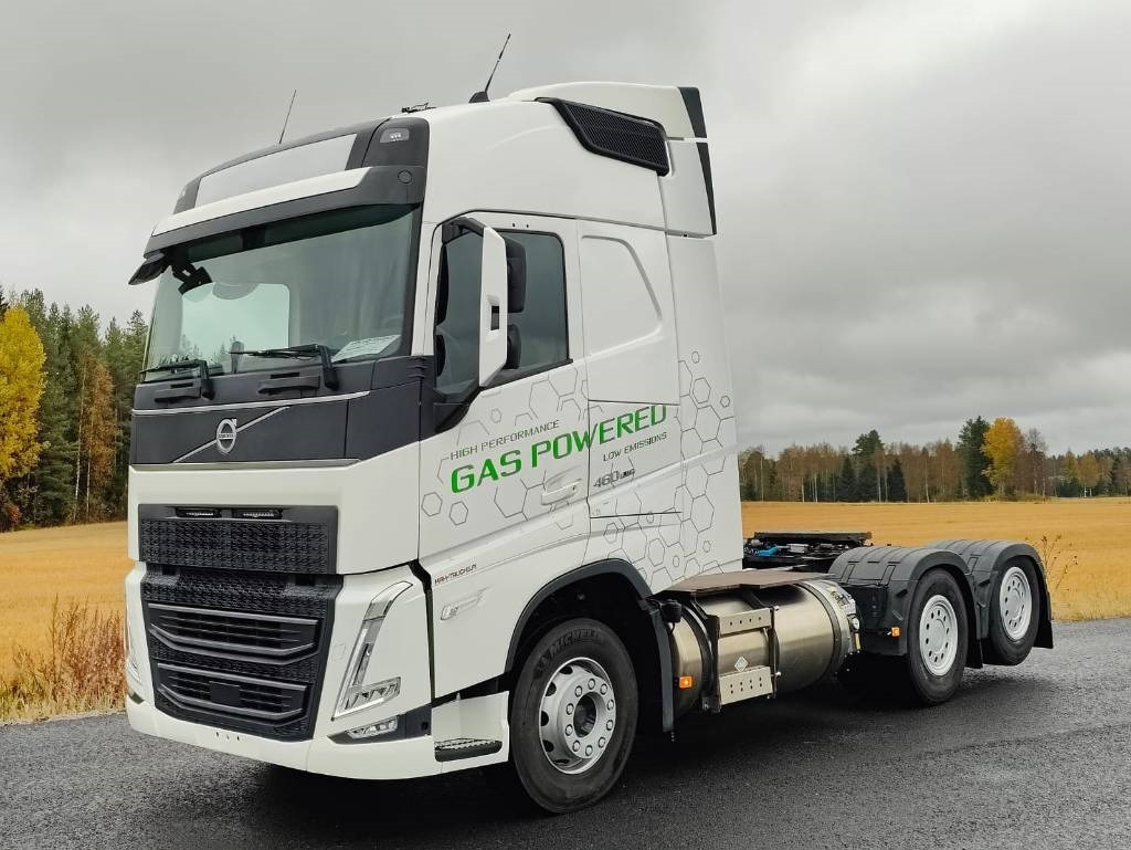 Volvo FH 460 LNG  - Nyergesvontató: 2 kép. Volvo FH 460 LNG  - Nyergesvontató: 2 kép.