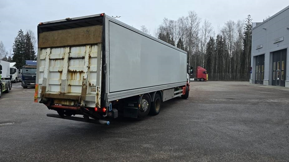 Scania P 230 - Dobozos felépítményű teherautó: 4 kép. Scania P 230 - Dobozos felépítményű teherautó: 4 kép.