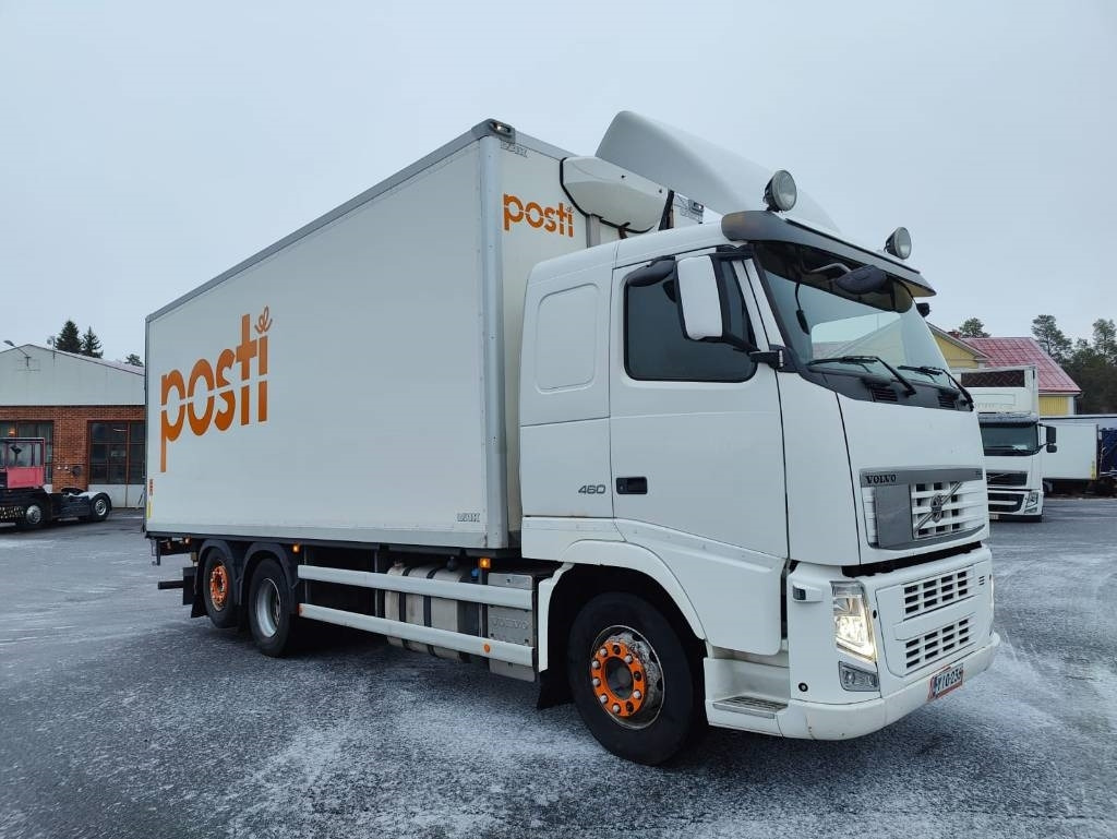 Volvo FH 13 - Dobozos felépítményű teherautó: 2 kép. Volvo FH 13 - Dobozos felépítményű teherautó: 2 kép.