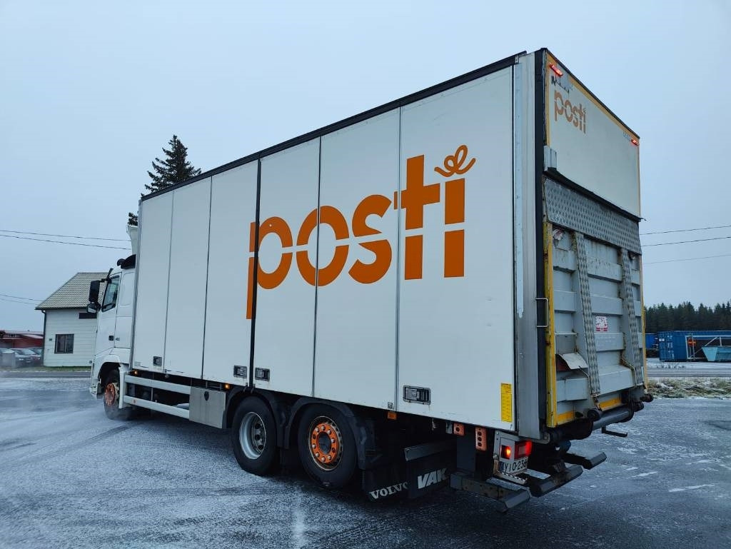 Volvo FH 13 - Dobozos felépítményű teherautó: 3 kép. Volvo FH 13 - Dobozos felépítményű teherautó: 3 kép.