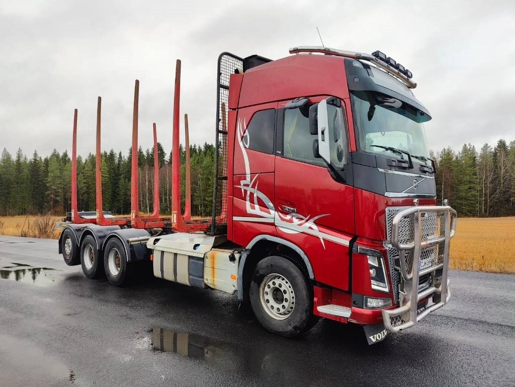 Volvo FH 16 750  - Rönkszállító teherautó: 2 kép. Volvo FH 16 750  - Rönkszállító teherautó: 2 kép.