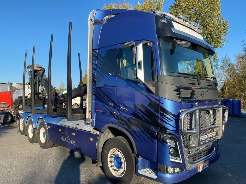 Volvo FH 16 - Rönkszállító teherautó: 2 kép. Volvo FH 16 - Rönkszállító teherautó: 2 kép.