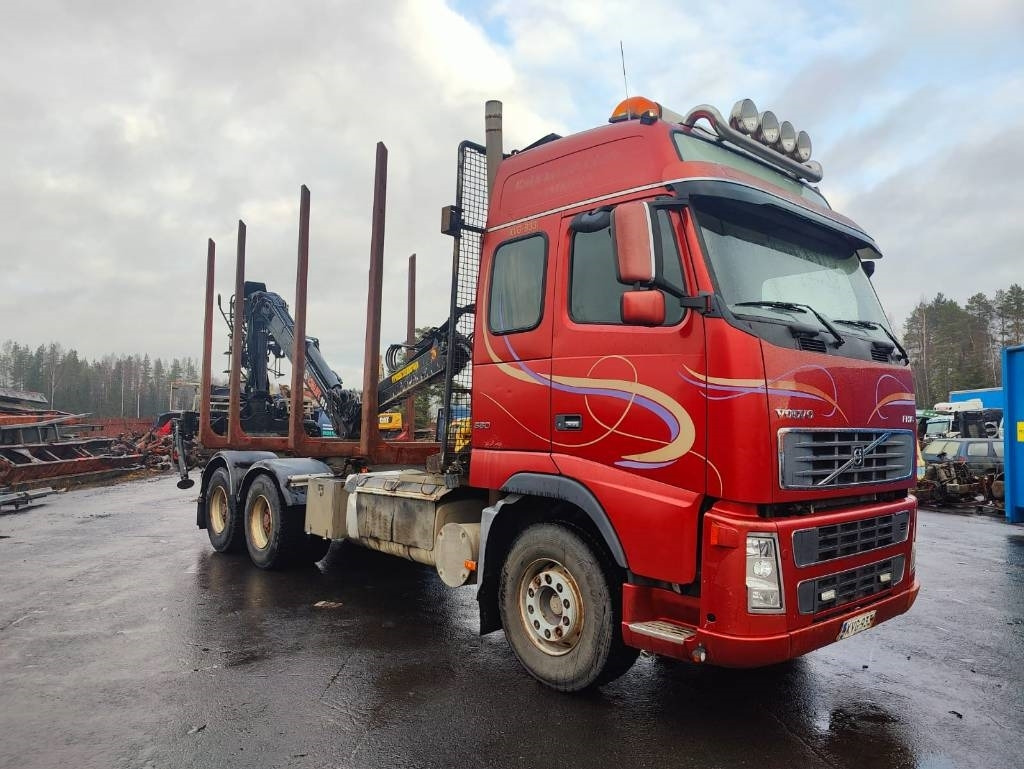 Volvo FH 16 - Rönkszállító teherautó: 2 kép. Volvo FH 16 - Rönkszállító teherautó: 2 kép.