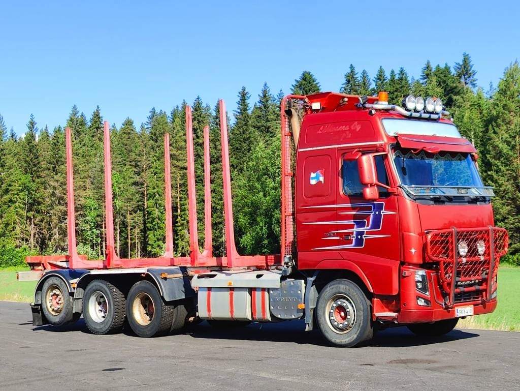 Volvo FH16 - Rönkszállító teherautó: 2 kép. Volvo FH16 - Rönkszállító teherautó: 2 kép.