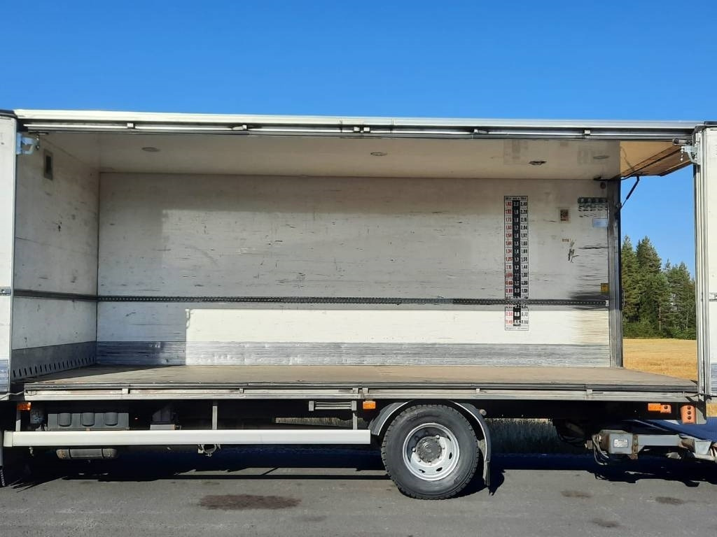 Volvo FL 240  - Dobozos felépítményű teherautó: 5 kép. Volvo FL 240  - Dobozos felépítményű teherautó: 5 kép.