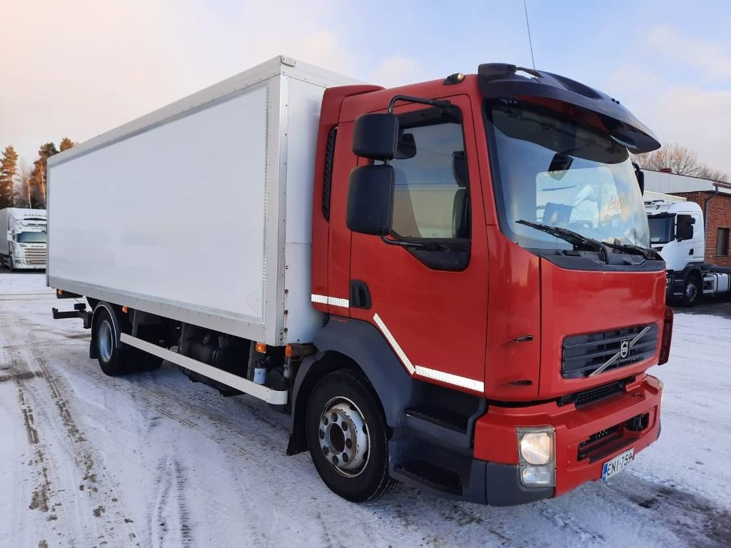 Volvo FL 240 - Dobozos felépítményű teherautó: 2 kép. Volvo FL 240 - Dobozos felépítményű teherautó: 2 kép.