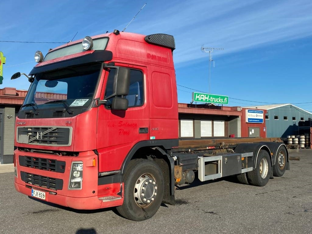 Volvo FM 13 440 - Cserefelépítményes teherautó: 1 kép. Volvo FM 13 440 - Cserefelépítményes teherautó: 1 kép.