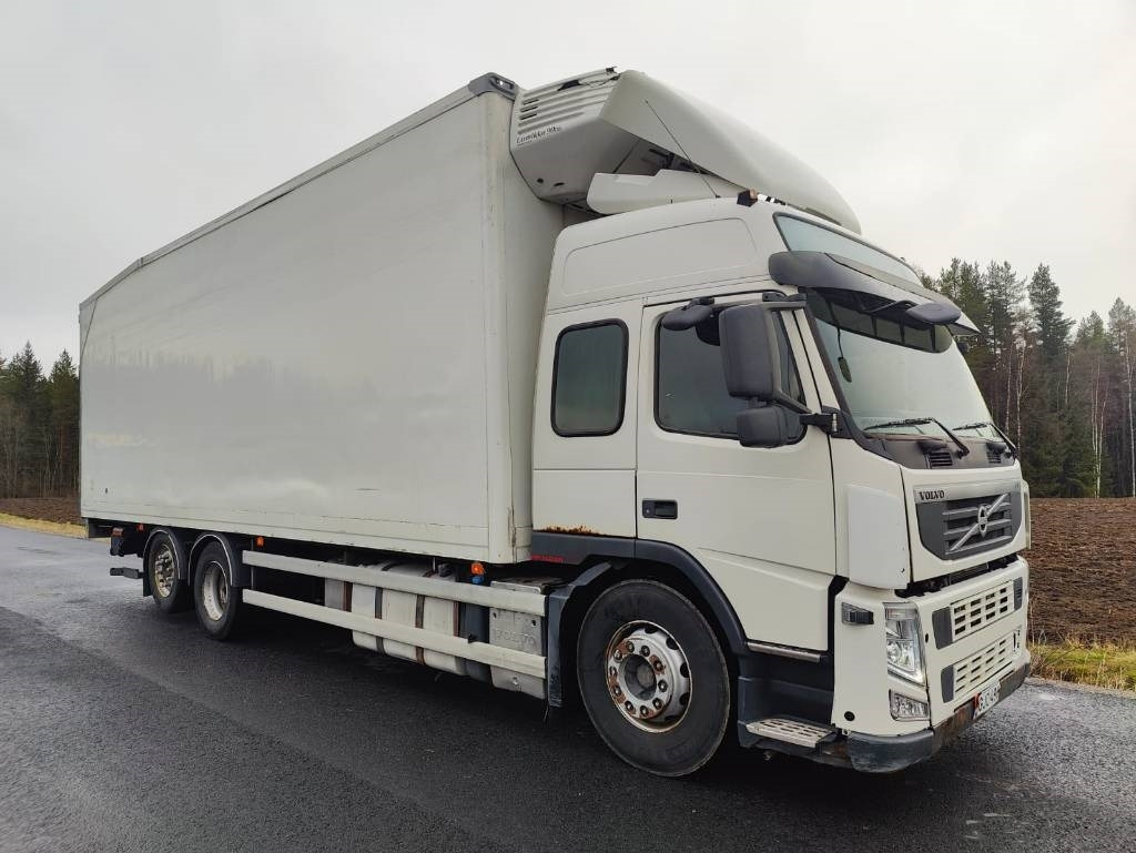 Volvo FM 13 - Dobozos felépítményű teherautó: 2 kép. Volvo FM 13 - Dobozos felépítményű teherautó: 2 kép.