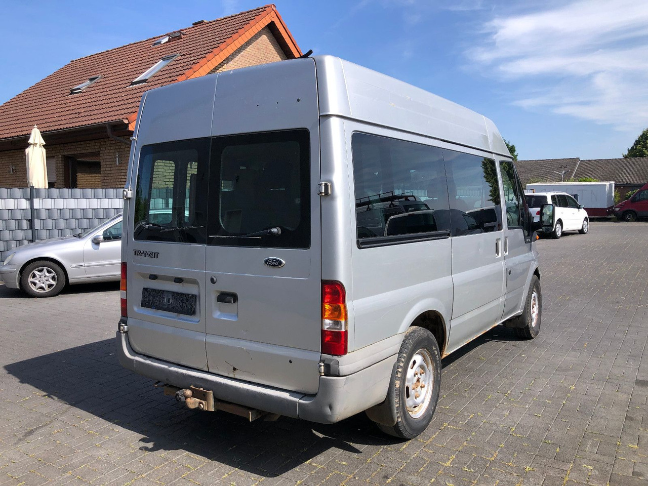 Ford Transit 2.4 TDi, Heckantrieb, 8-Sitzer, Klima - Kisbusz: 2 kép. Ford Transit 2.4 TDi, Heckantrieb, 8-Sitzer, Klima - Kisbusz: 2 kép.