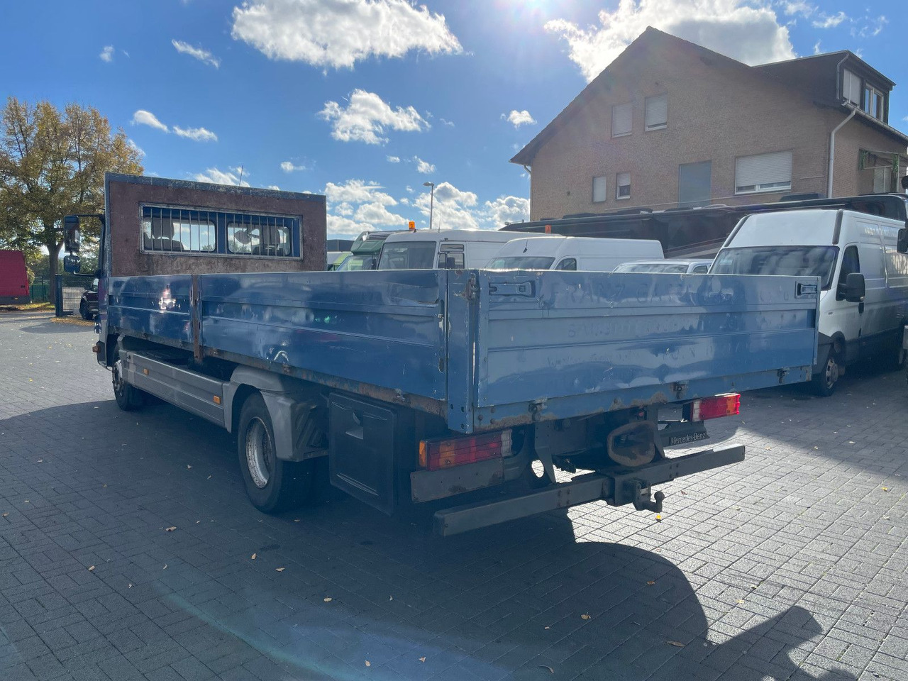 Mercedes-Benz Atego 818 Pritsche Euro 5 - Platós kisteherautó: 2 kép. Mercedes-Benz Atego 818 Pritsche Euro 5 - Platós kisteherautó: 2 kép.