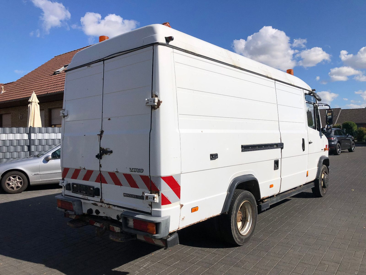 Mercedes-Benz Vario 816 - Furgon: 2 kép. Mercedes-Benz Vario 816 - Furgon: 2 kép.