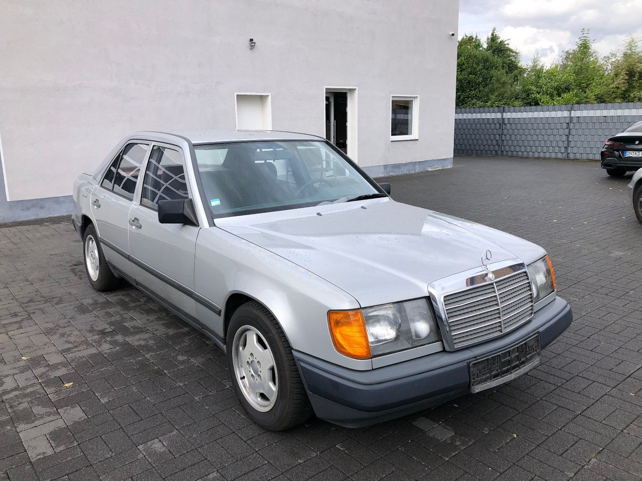 Mercedes-Benz W124 E 260 - Szedán: 3 kép. Mercedes-Benz W124 E 260 - Szedán: 3 kép.