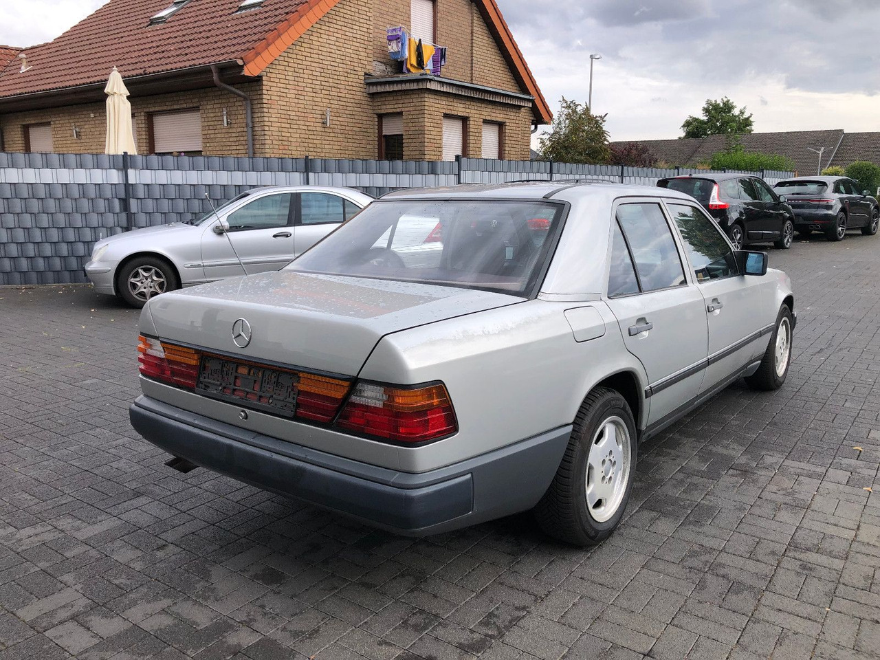 Mercedes-Benz W124 E 260 - Szedán: 2 kép. Mercedes-Benz W124 E 260 - Szedán: 2 kép.