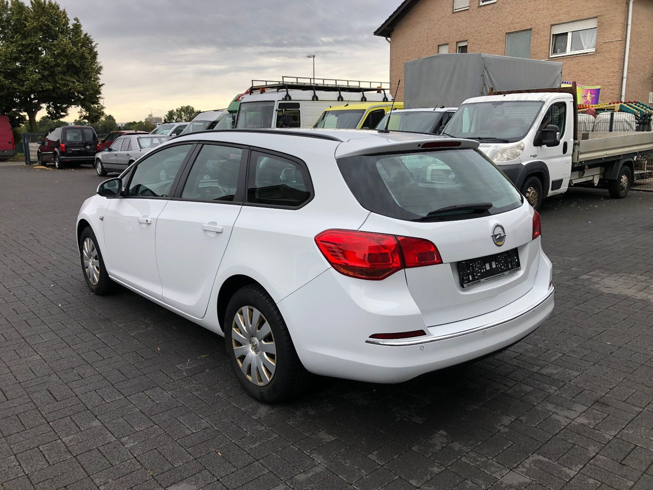 Opel Astra J 1.6 CDTi Sports Tourer Edition - Kombi: 4 kép. Opel Astra J 1.6 CDTi Sports Tourer Edition - Kombi: 4 kép.