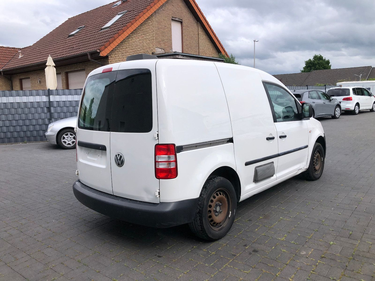 Volkswagen Caddy 1.6 TDi EcoProfi, Klima - Kis furgon: 2 kép. Volkswagen Caddy 1.6 TDi EcoProfi, Klima - Kis furgon: 2 kép.