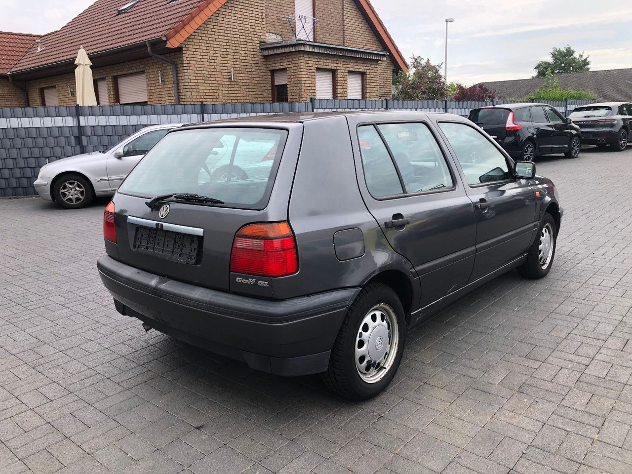 Volkswagen Golf 1.8 GL Klima - Szedán: 2 kép. Volkswagen Golf 1.8 GL Klima - Szedán: 2 kép.