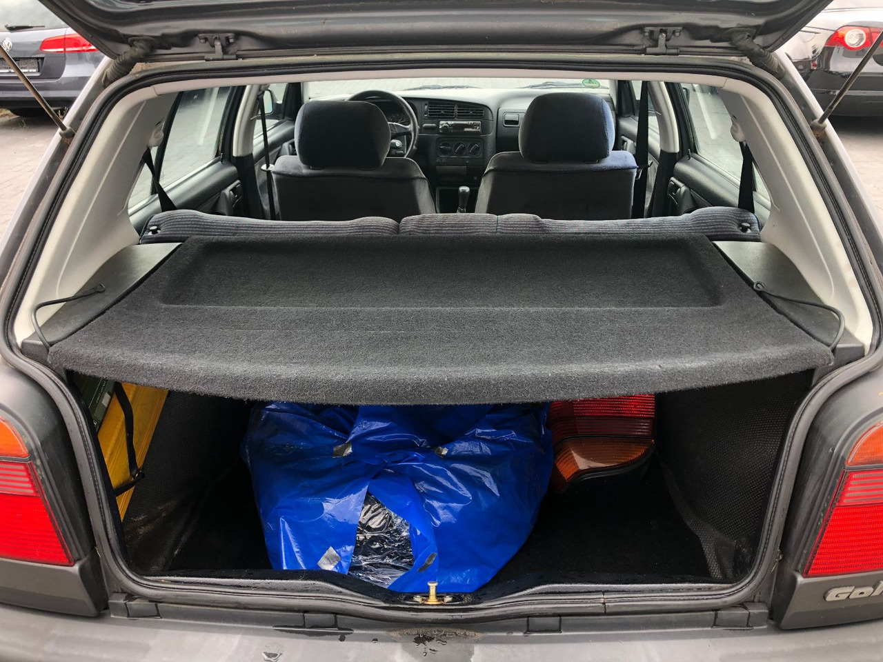 Szedán Volkswagen Golf 1.8 GL Klima: 19 kép.