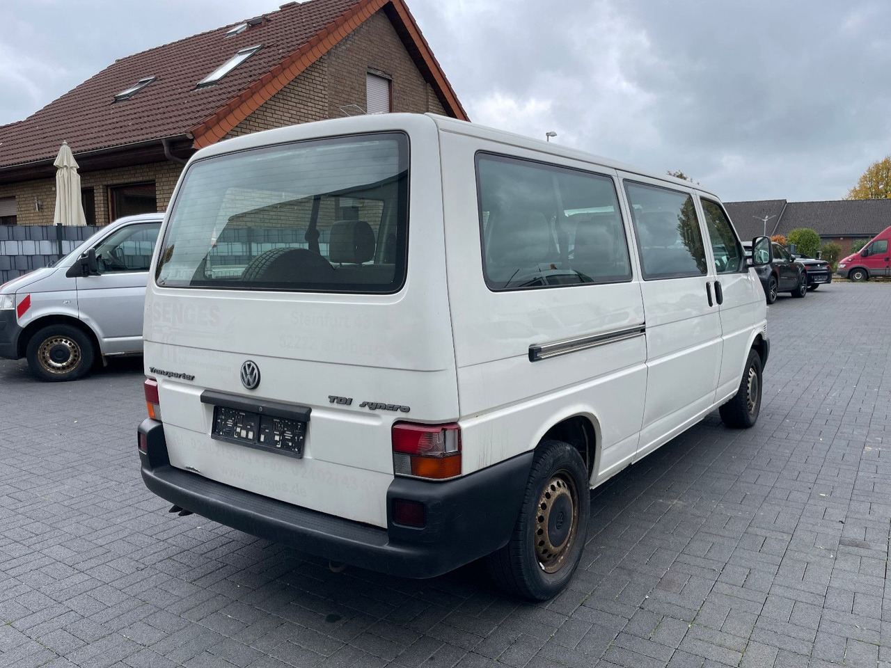 Volkswagen T4 Caravelle 2,5 TDI 75kW syncro lang, 9-Sitzer - Kisbusz: 2 kép. Volkswagen T4 Caravelle 2,5 TDI 75kW syncro lang, 9-Sitzer - Kisbusz: 2 kép.