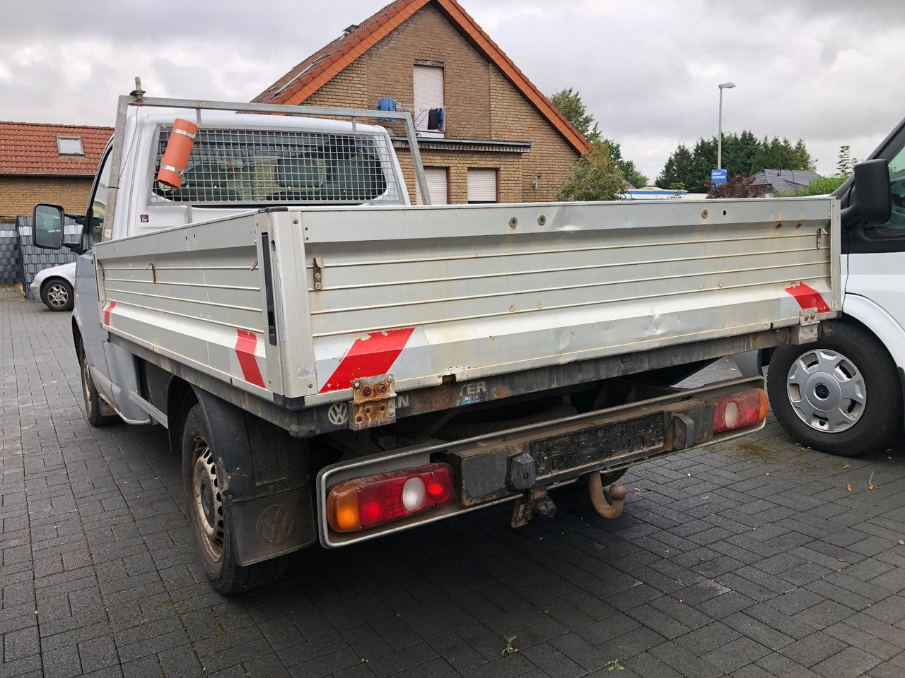 Volkswagen T5 1.9 TDI Transporter Pritsche - Platós kisteherautó: 2 kép. Volkswagen T5 1.9 TDI Transporter Pritsche - Platós kisteherautó: 2 kép.