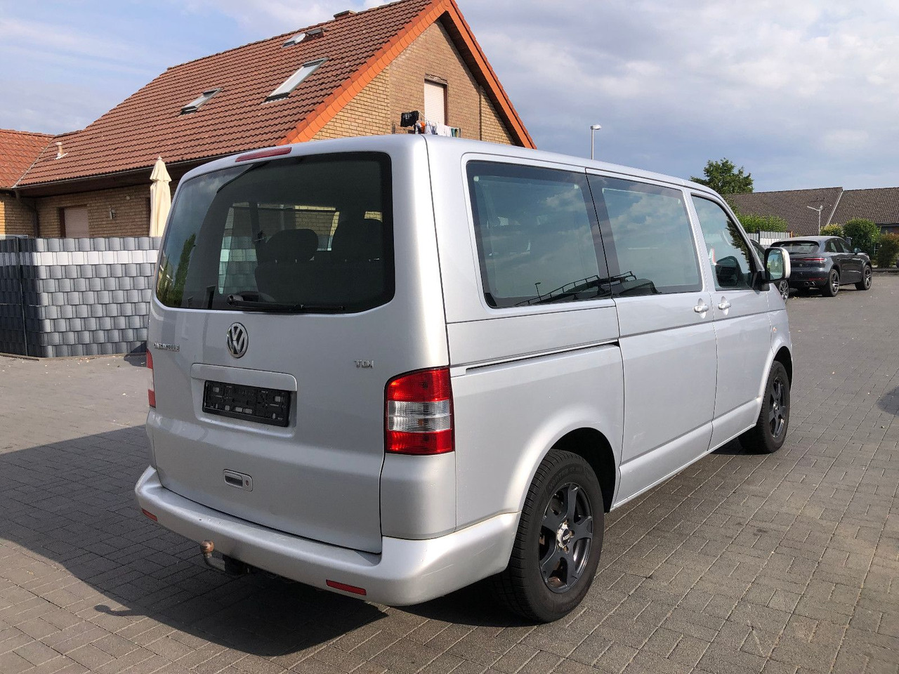 Volkswagen T5 1.9 TDi Caravelle, Comfortline 9-Sitzer - Kisbusz: 2 kép. Volkswagen T5 1.9 TDi Caravelle, Comfortline 9-Sitzer - Kisbusz: 2 kép.
