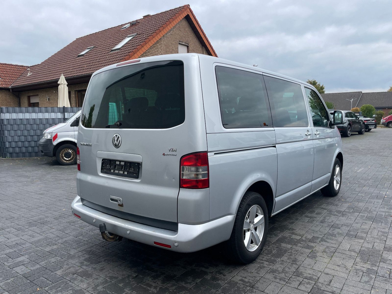 Volkswagen T5 2.5 TDi Caravelle 4Motion 8-Sitzer - Kisbusz: 2 kép. Volkswagen T5 2.5 TDi Caravelle 4Motion 8-Sitzer - Kisbusz: 2 kép.