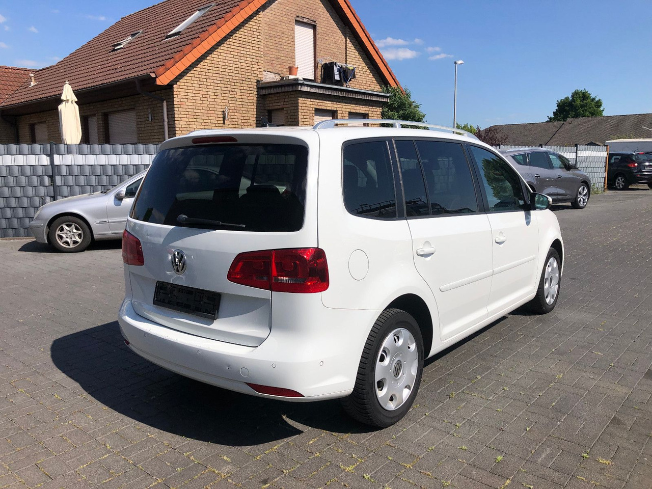 Volkswagen Touran 2.0 TDI Cup, 7-Sitzer - Kisbusz: 2 kép. Volkswagen Touran 2.0 TDI Cup, 7-Sitzer - Kisbusz: 2 kép.