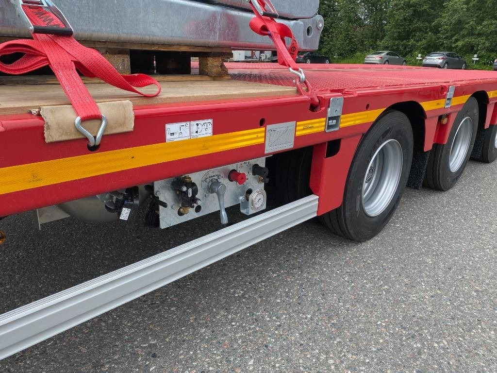 Faymonville Max Trailer, Max100 4AU - Félpótkocsi mélybölcsős: 4 kép. Faymonville Max Trailer, Max100 4AU - Félpótkocsi mélybölcsős: 4 kép.