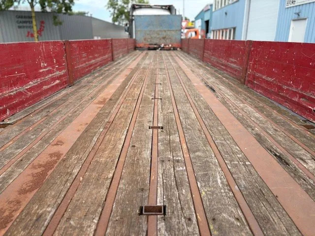 LAG 0-3-39-L 3-AXLE 13.60M. OPEN TRAILER WITH ALUMINIUM SIDE BORDS (FULL STEEL CHASSIS / DRUM BRAKES / ABS-BRAKE SYSTEM / WOODEN FLO - Platós félpótkocsi: 5 kép. LAG 0-3-39-L 3-AXLE 13.60M. OPEN TRAILER WITH ALUMINIUM SIDE BORDS (FULL STEEL CHASSIS / DRUM BRAKES / ABS-BRAKE SYSTEM / WOODEN FLO - Platós félpótkocsi: 5 kép.
