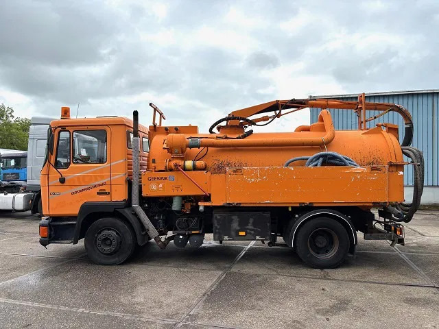 MAN F 15.192 (6-CILINDER) WITH GEESINK VACUUM TANK (MANUAL GEARBOX / P.T.O.) ORIGINAL DUTCH TRUCK - Szippantós autó: 5 kép. MAN F 15.192 (6-CILINDER) WITH GEESINK VACUUM TANK (MANUAL GEARBOX / P.T.O.) ORIGINAL DUTCH TRUCK - Szippantós autó: 5 kép.