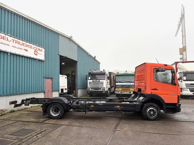 Mercedes-Benz Atego 823L DAY CAB (6-CILINDER) 4x2 CHASSIS (MANUAL GEARBOX / SPER DIFFERENTIAL / 6-CILINDER ENGINE) - Alvaz teherautó: 4 kép. Mercedes-Benz Atego 823L DAY CAB (6-CILINDER) 4x2 CHASSIS (MANUAL GEARBOX / SPER DIFFERENTIAL / 6-CILINDER ENGINE) - Alvaz teherautó: 4 kép.